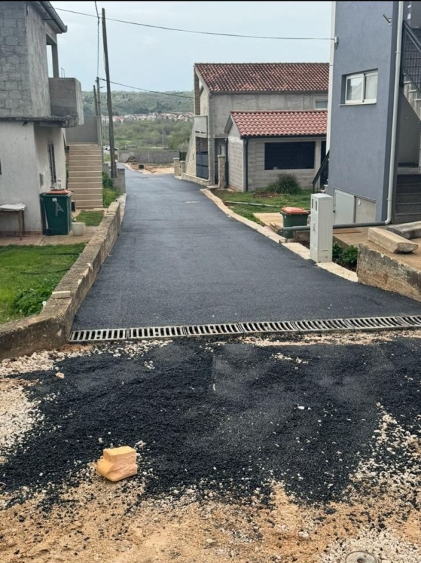 Općini Posedarje odobrena sredstva u visini 41.000,00 eura za projekt &quot;Održavanje nerazvrstanih cesta u mjestu Posedarje&quot;.